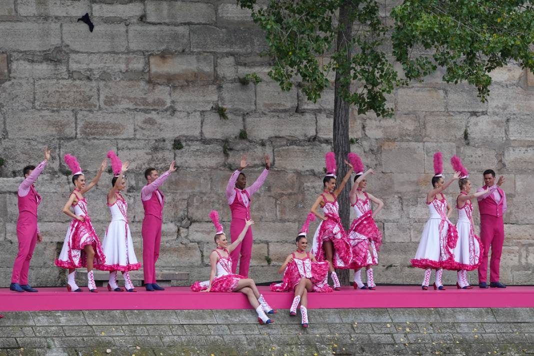 Olimpiyat ateşi Paris'te yandı: Görkemli açılış 65